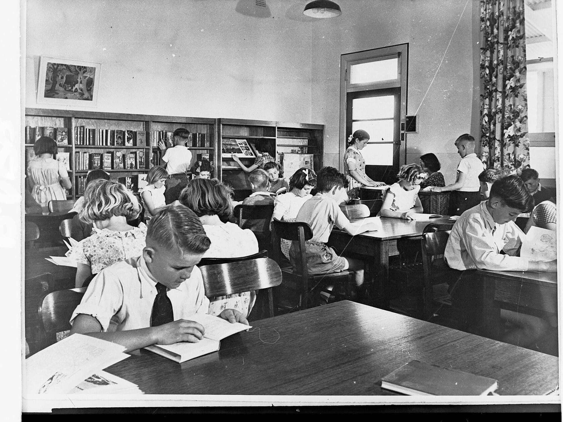 Fotografía de referencia de un aula con alumnos trabajando