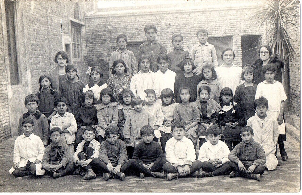 Imagen de referencia: retrato grupal de una escuela argentina de mediados del siglo XX