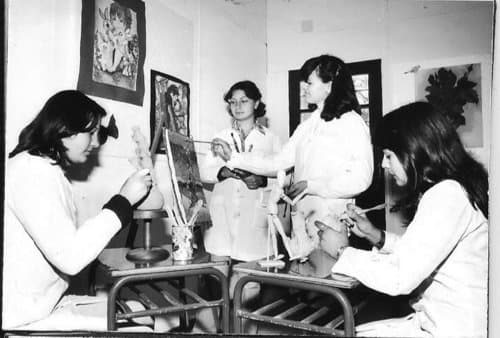 Fotografía de referencia: estudiantes en una clase práctica