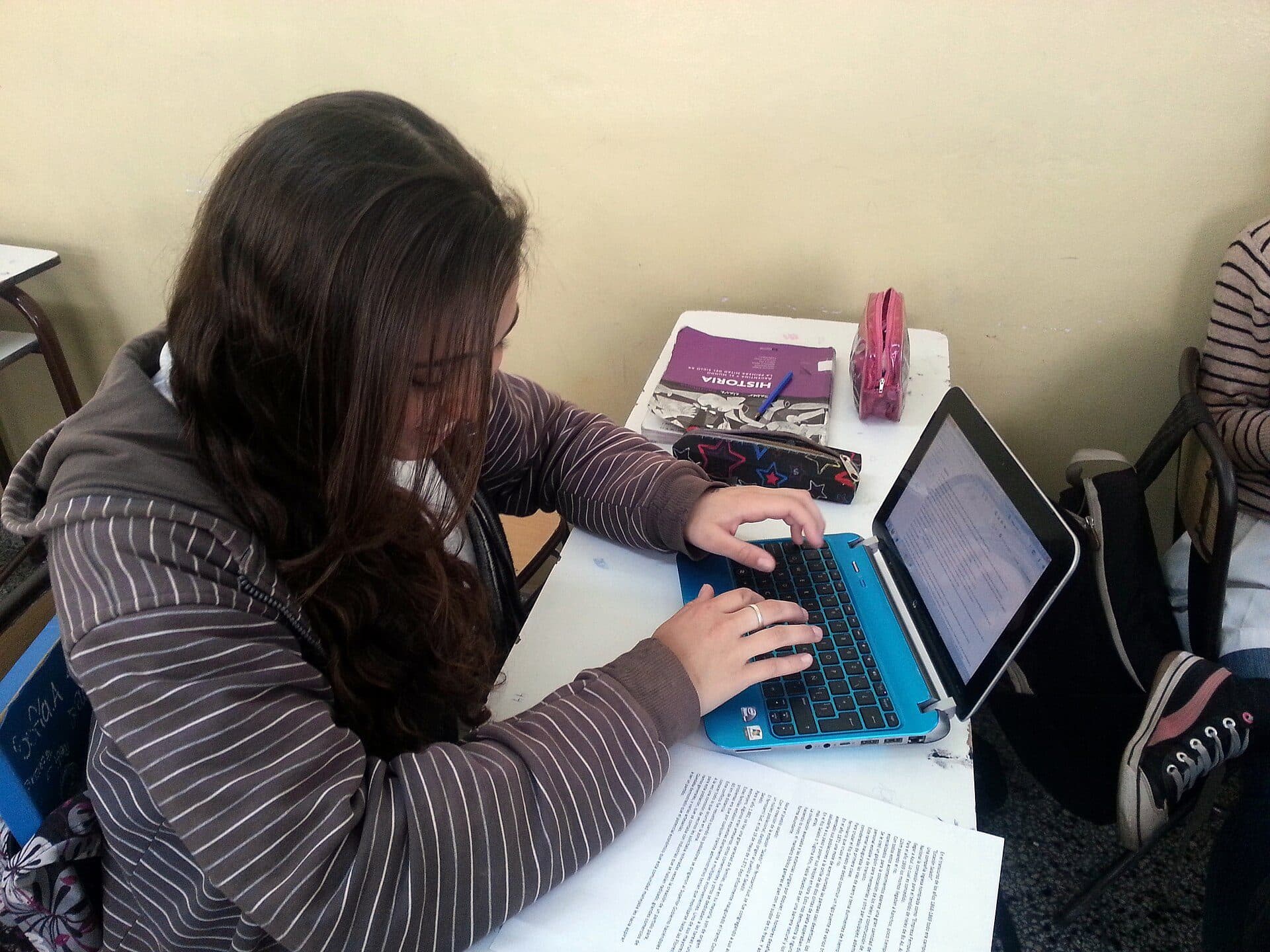 Estudiante trabajando con una computadora portátil