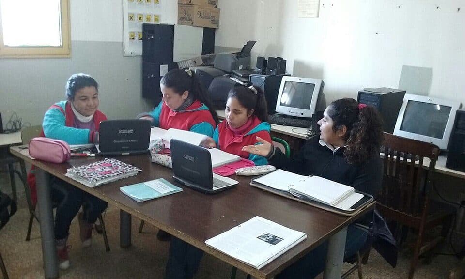 Estudiantes trabajando con computadoras