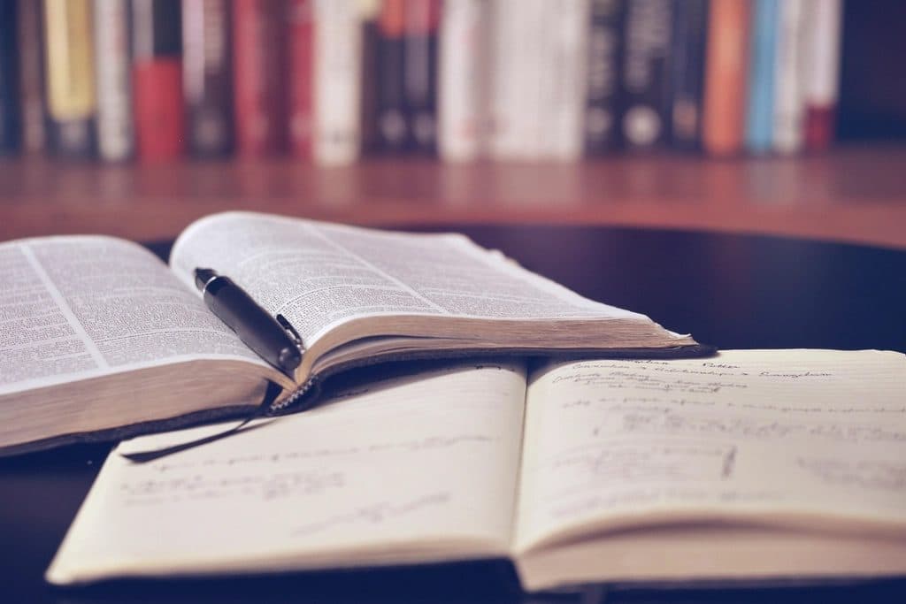 Libros abiertos sobre una mesa
