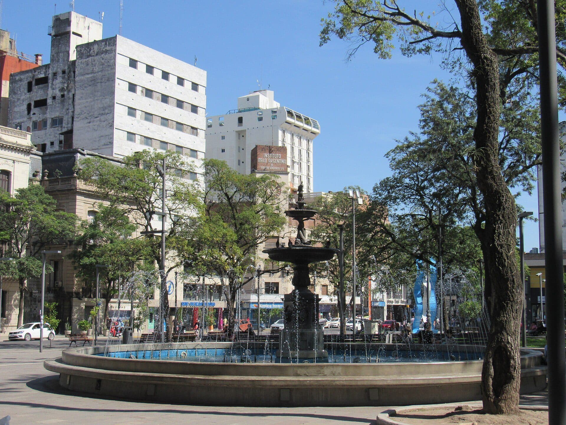 Plaza arbolada con fuente en el centro de San Miguel de Tucumán