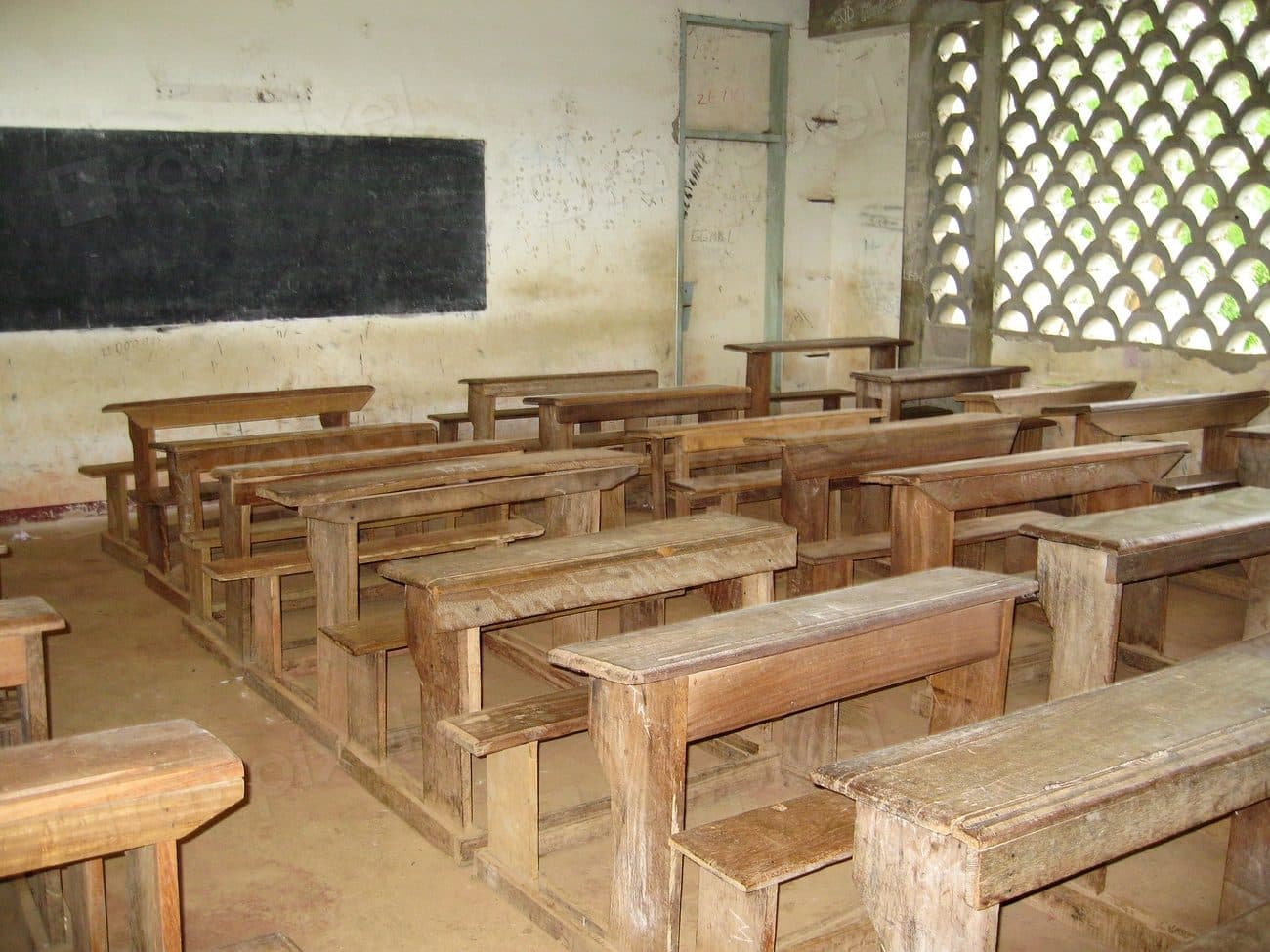 Aula con bancos de madera